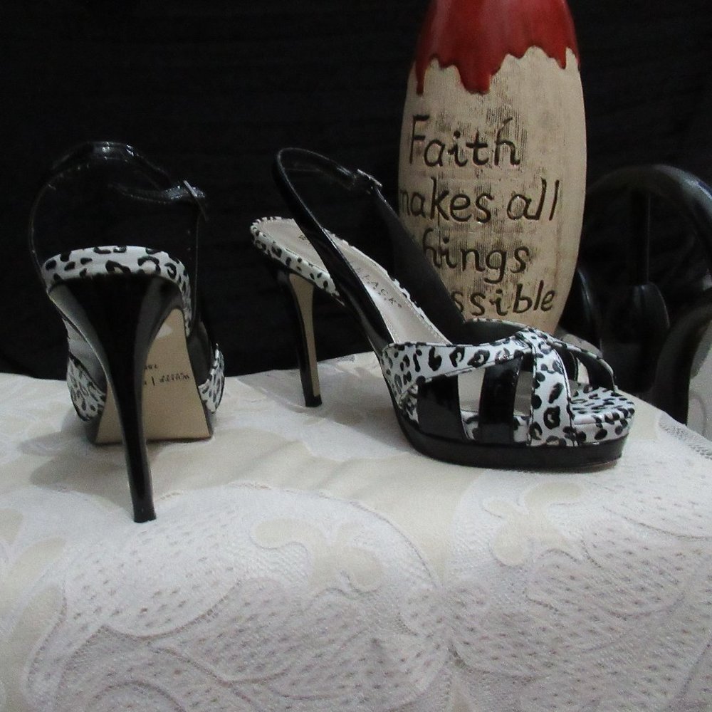 white house black  market size 7